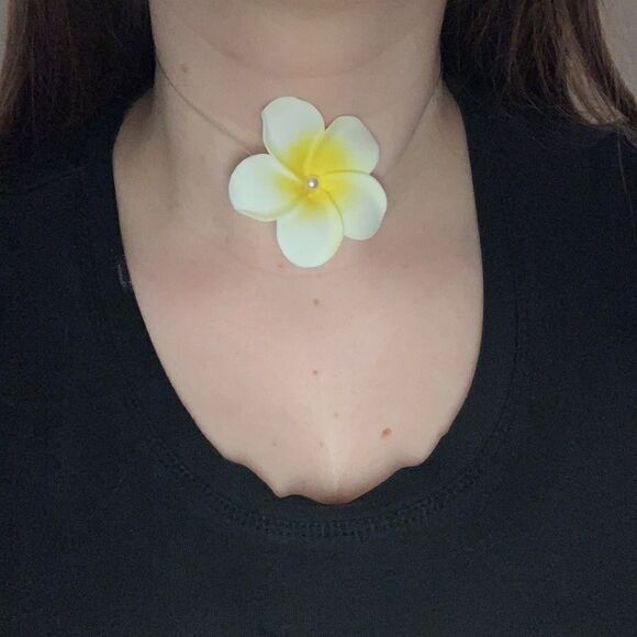 Flower with faux pearl accent choker​​​